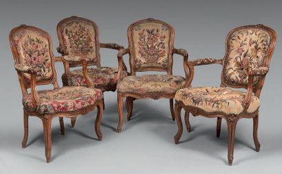 Suite de trois fauteuils en bois naturel...