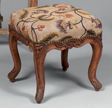 Petit tabouret en bois naturel mouluré et...