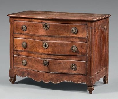Commode à façade galbée moulurée. Ouvre à...
