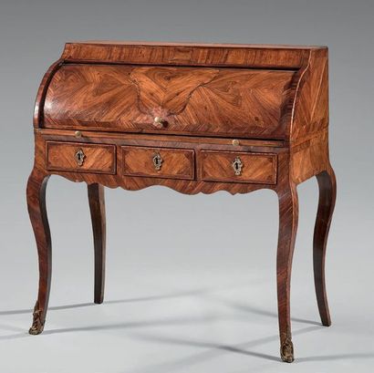 Bureau en bois de placage marqueté de filets...