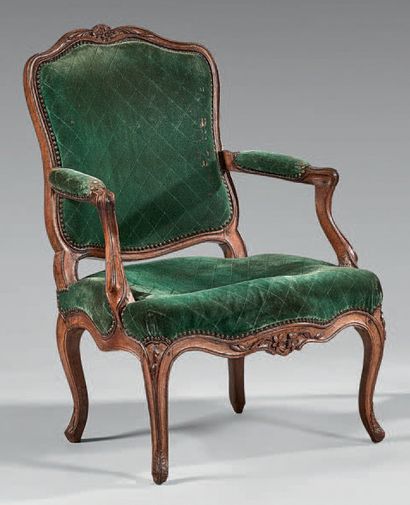 Fauteuil en bois fruitier mouluré et sculpté...