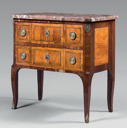 Petite commode à léger ressaut, en bois de...