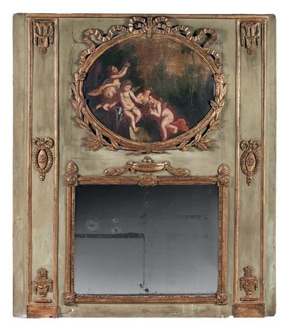 Trumeau en bois laqué vert et doré, le miroir...