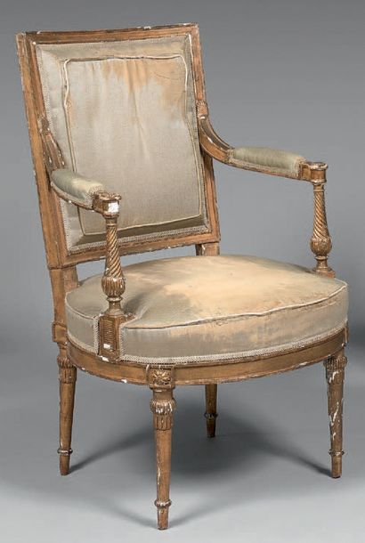Fauteuil en bois redoré mouluré, le dossier...