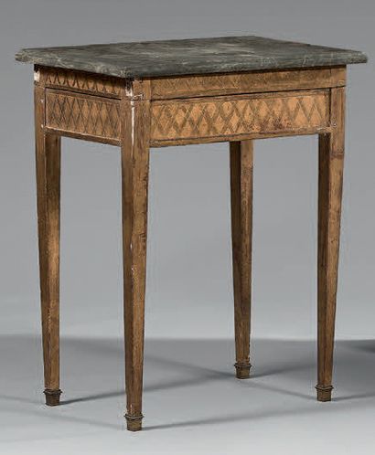 Petite table console de forme rectangulaire...