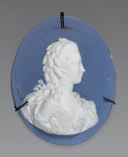 Médaillon ovale en porcelaine à la manière...