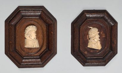 Paire de profils d'homme en buste, tournés...