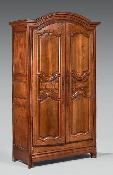 Armoire en bois fruitier mouluré, la corniche...