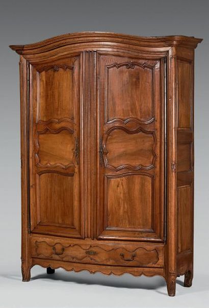 Armoire en bois fruitier mouluré, la corniche...