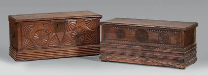 Petit coffre en chêne sculpté à décor de...