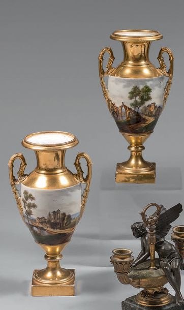 Paire de vases de forme balustre en porcelaine...