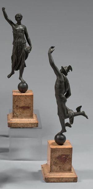 Paire de statuettes en bronze patiné représentant...