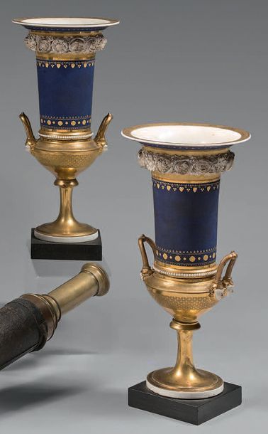 Paire de hauts vases Médicis en porcelaine...