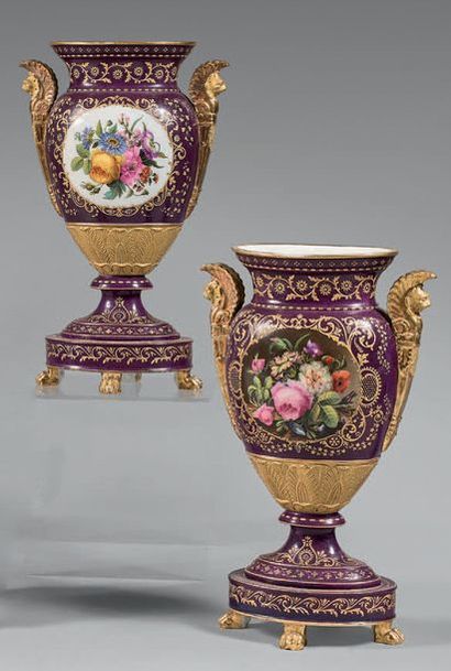 Paire de grands vases balustre à panse aplatie,...