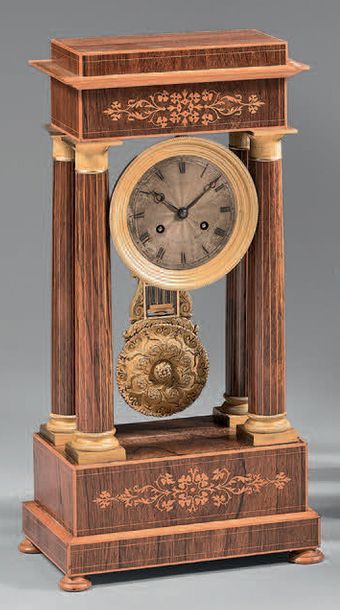 Pendule portique en placage de palissandre...