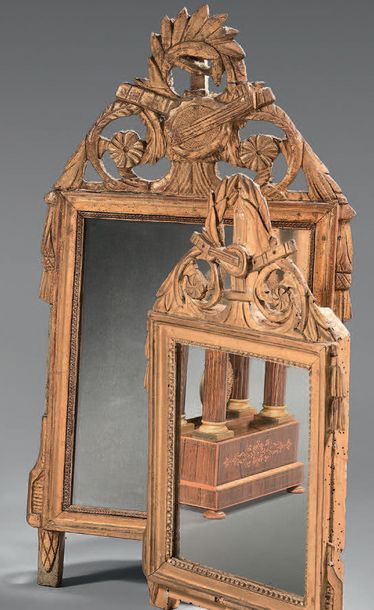 Petit miroir à entourage en bois laqué et...