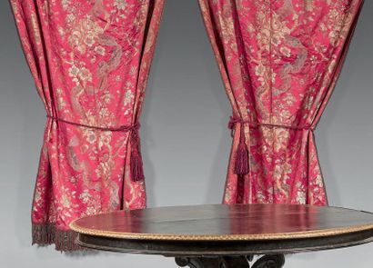 Paire de rideaux en damas de soie cerise...