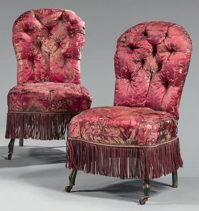 Paire de chaises en bois noirci mouluré,...