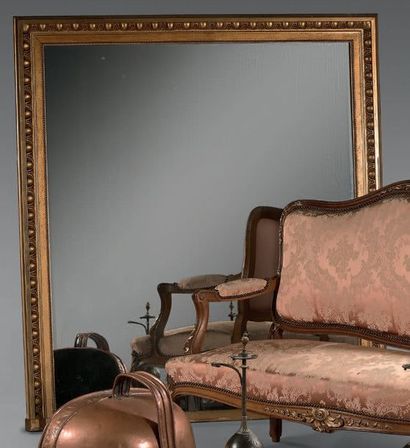 Miroir de cheminée à entourage en bois doré...