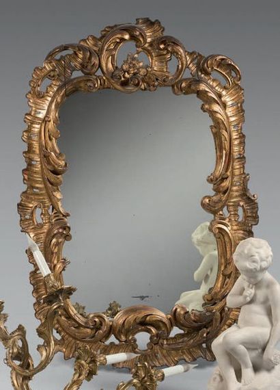 Miroir à entourage en bois doré à décor ajouré...