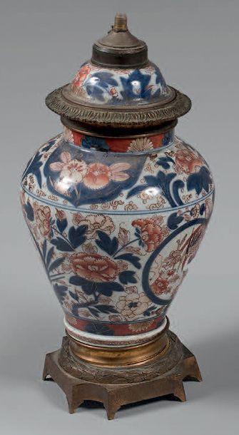 Potiche couverte en porcelaine à décor Imari...