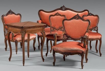 Mobilier de salon en noyer mouluré et sculpté...