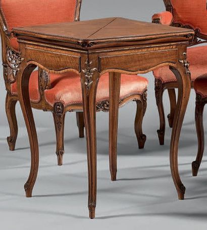 Table à jeux en noyer rehaussé de dorure,...
