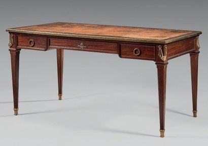 Large bureau plat en acajou et placage d'acajou,...