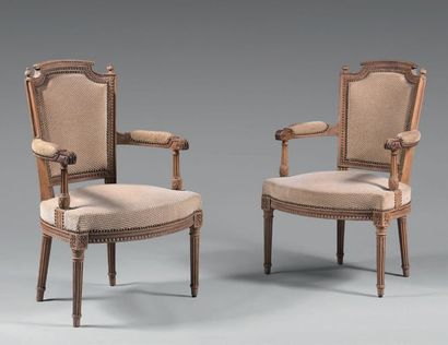 Paire de fauteuils en bois naturel mouluré...