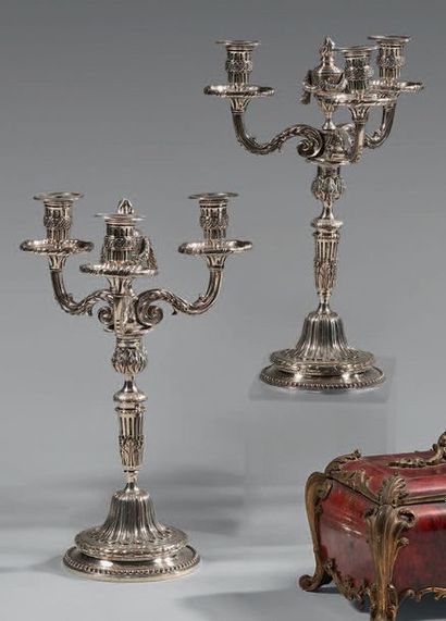Paire de flambeaux en bronze argenté ciselé...