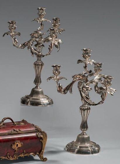 Paire de grands flambeaux en bronze argenté,...