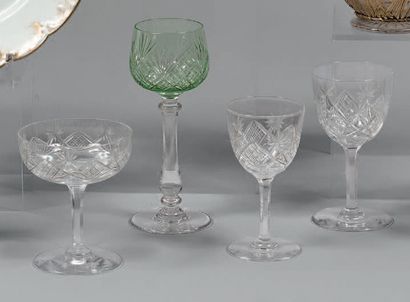 Partie de service de verres en cristal taillé...