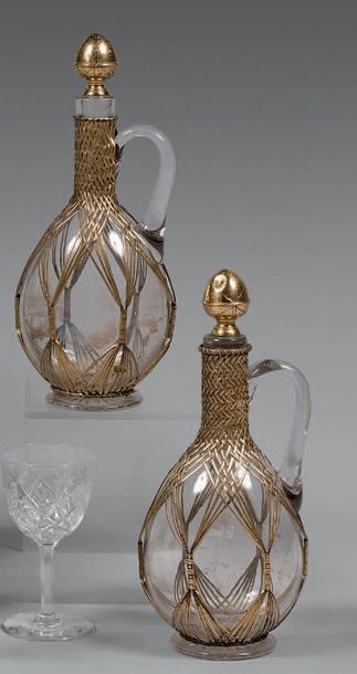 Paire de carafes en cristal à anse, dans...