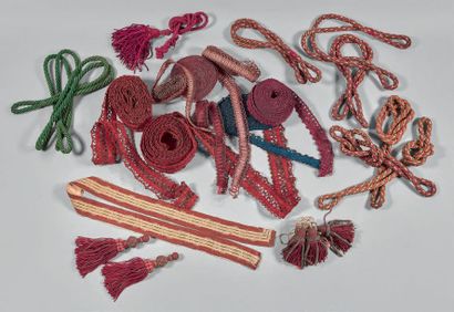 Ensemble de passementerie composé de deux...