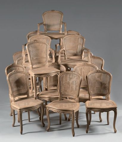 Suite de douze fauteuils et six chaises en...