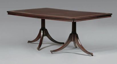Table en acajou, le plateau rectangulaire...