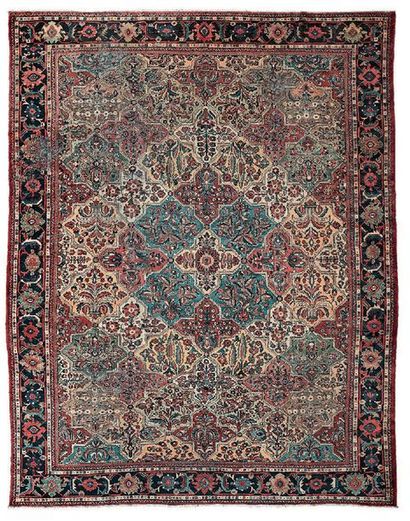 Grand tapis d'Orient en laine à décor de...