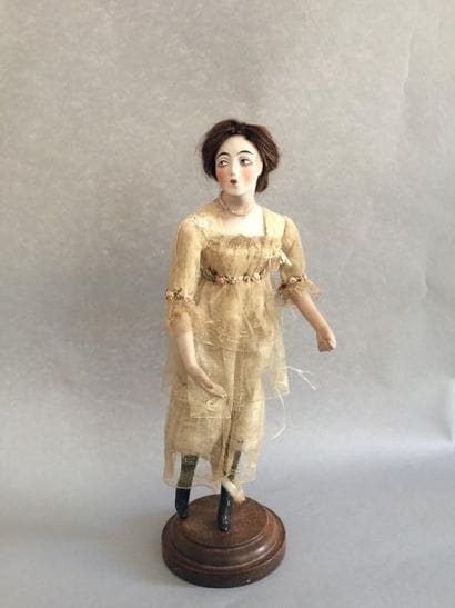 Poupée de mode, tête et buste en porcelaine,...