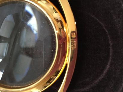 HERMES. Loupe en métal doré en forme d’œil,...