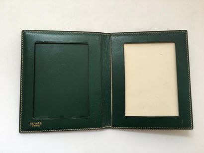 HERMES. Porte-photos double en cuir vert...
