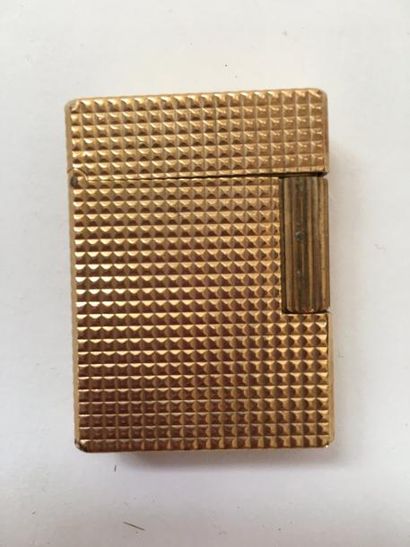 DUPONT. 

Briquet en métal doré à décor ciselé...