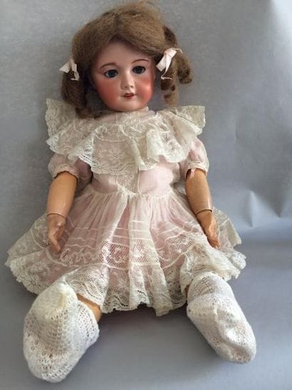 Poupée, tête en porcelaine marquée Unis France...