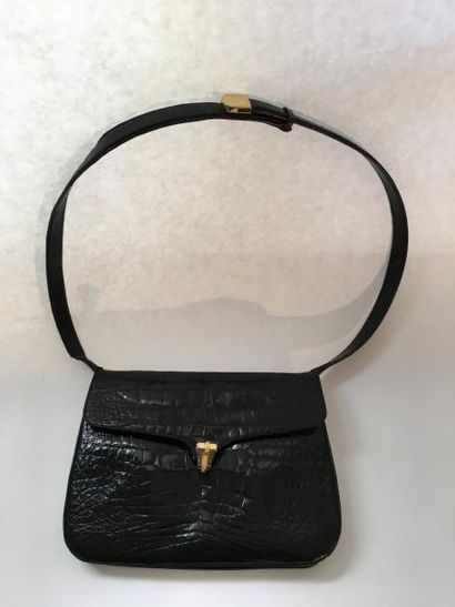Petit sac en crocodile noir, fermoir et attaches...