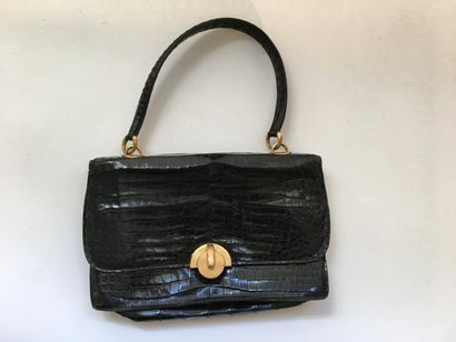 HERMÈS. Sac en crocodile noir, le fermoir...