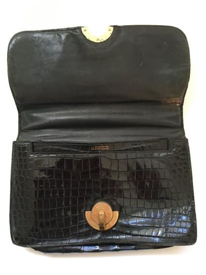 HERMÈS. Sac en crocodile noir, le fermoir...
