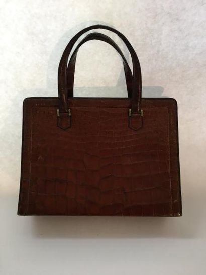 HERMÈS. Sac en crocodile brun, modèle à soufflets...