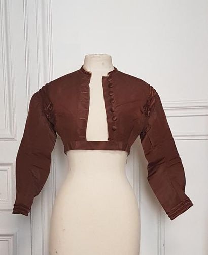 Boléro boutonné en taffetas de soie marron,...