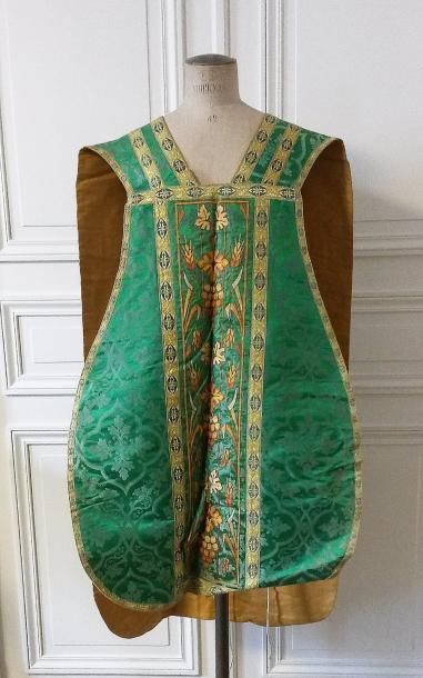Chasuble liturgique de forme violon dite...