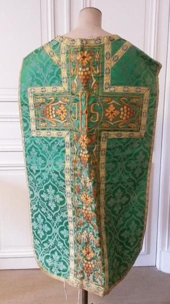 Chasuble liturgique de forme violon dite...