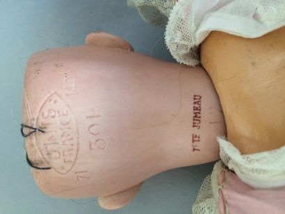 Poupée, tête en porcelaine marquée Unis France...